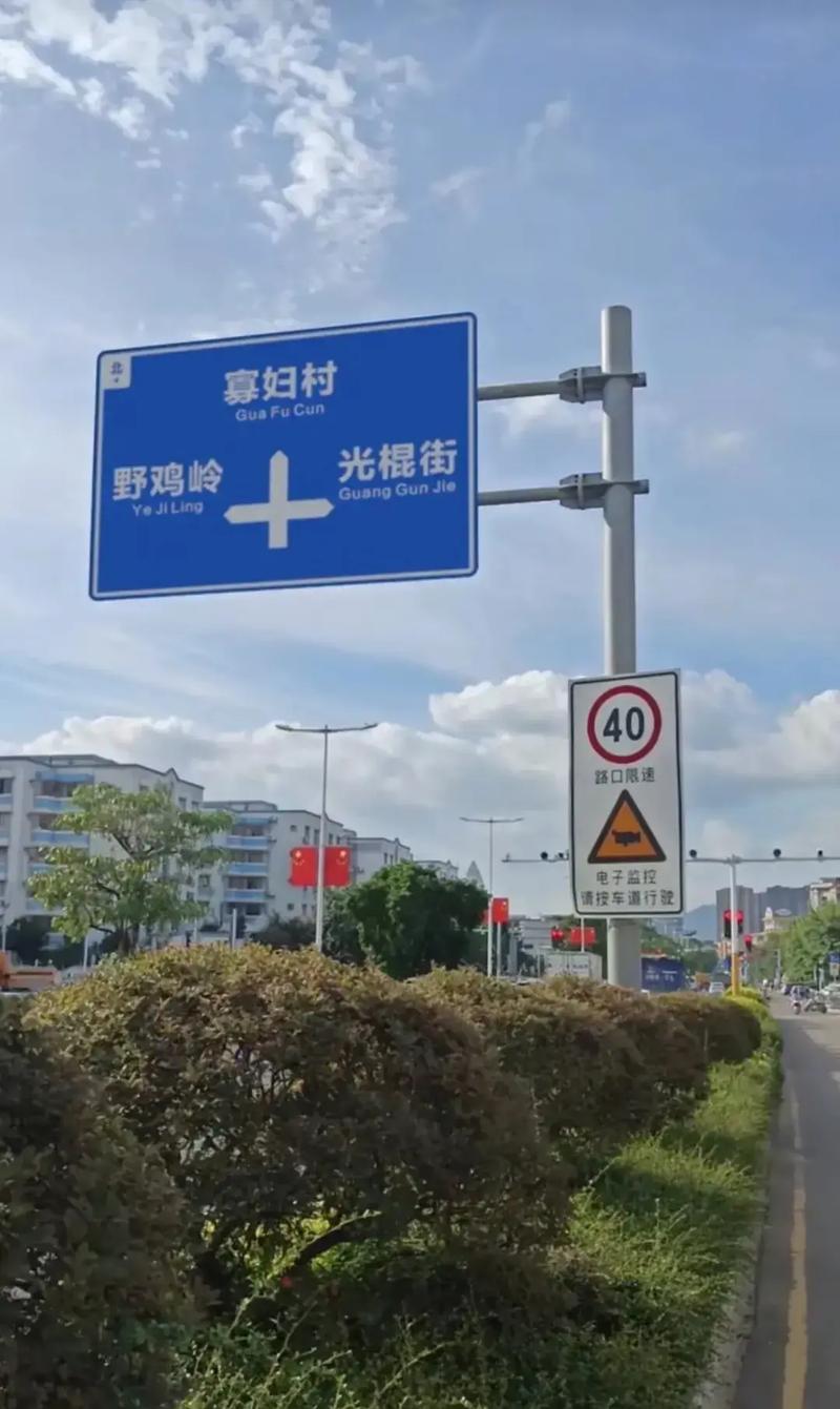 这样的路牌绝了,我真的有点不敢相信.该往哪里走?